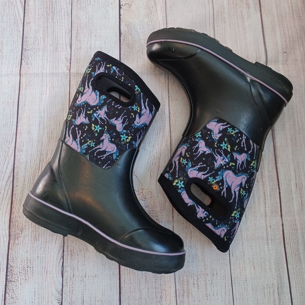 Bog boots classic II Unicorn print. Youth size 4. Black and Purple.